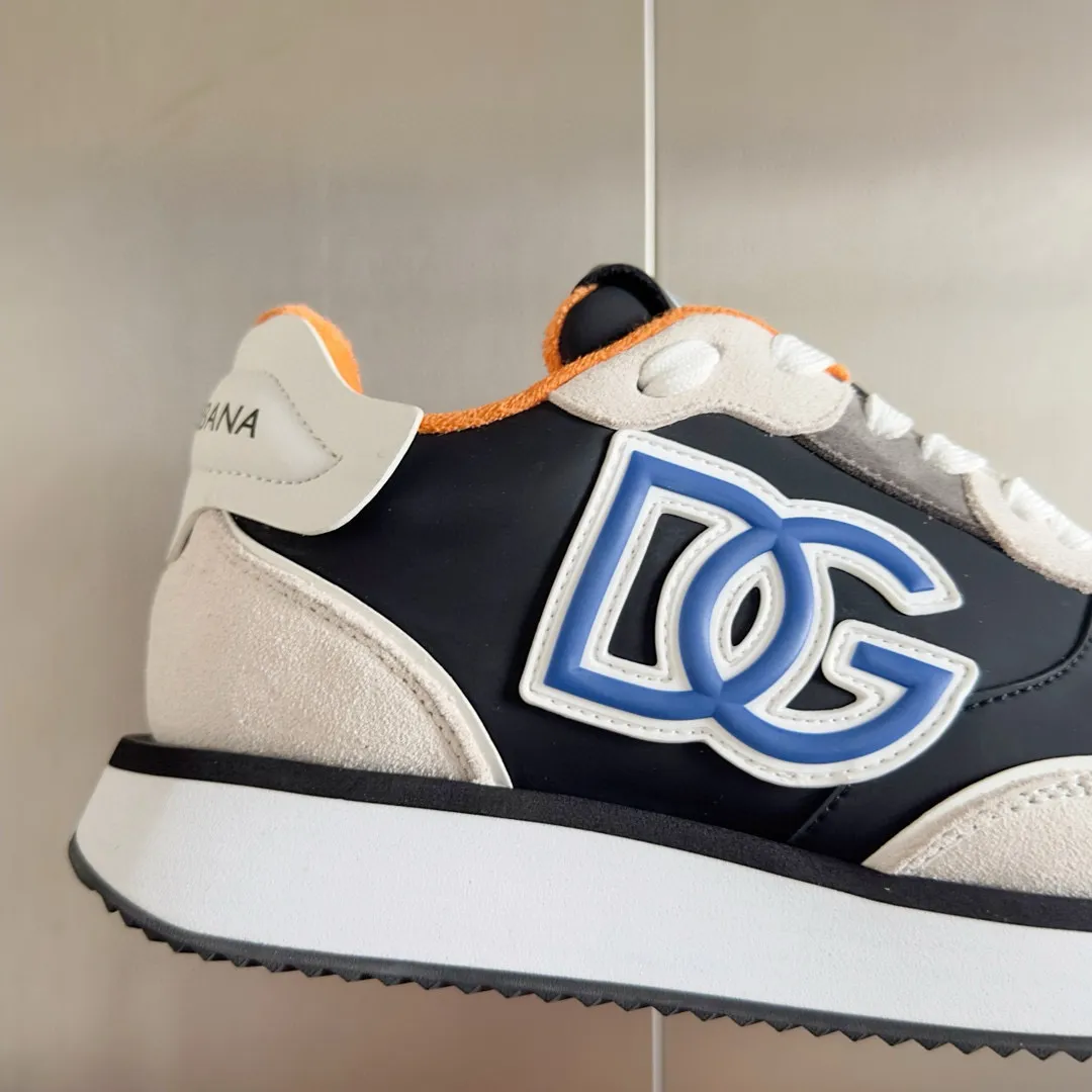 Factory price: 458💰D&G's latest Cushion series casual sports shoes, dad shoes, running shoes, original purchase and development, production, handmade, but always looking to the future. The new Cushion sneakers feature a two-tone suede upper accented by a mesh contrasting printed DG cross logo on the side. The lightweight, grippy rubber outsole is innovatively designed to provide excellent performance, while the jacquard label adds timeless style. Exquisite packaging at the delivery counter🛍📦 ▪️ Fabric: Original custom-made first-layer cowhide ▪️ Lining: Original custom-made breathable towel lining ▪️ Sole: Original open-molded rubber material ▪️ Bottom thickness: 3.5CM ▪️ Size: Men's 38-44, customized 45